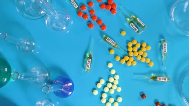 Mesa de laboratorio farmacéutico. Tabletas, frascos, cristalería, antibióticos vacunales — Vídeos de Stock