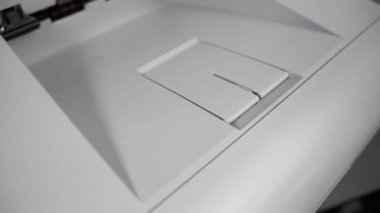 4K. Sözleşme yazıcıdan çıkıyor. Fax tarafından gönderilen sözleşme.