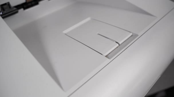 4k Der Vertrag kommt aus dem Drucker. Der per Fax versandte Vertrag. — Stockvideo