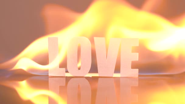 Liebe zwischen Feuer und Rauch. Brennende Liebe. Flammender brennender Text - Liebe. — Stockvideo