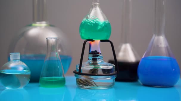 Glass flask with boiling liquid falls from the fire burner in the chemistry lab — Stock Video