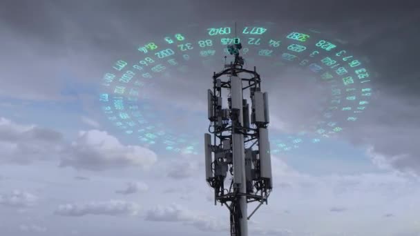 Vista aérea torre de telecomunicaciones transmitiendo señales de móvil celular 5g — Vídeo de stock