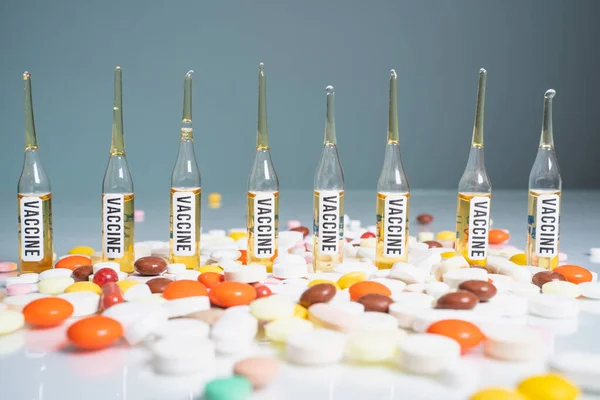 Vacuna e inyección de jeringa, inmunización de COVID. Frasco, pastillas, tabletas . — Foto de Stock