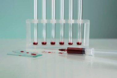Plastik şırınga kan test tüplerinin önüne düşüyor. Testler için kan koleksiyonu