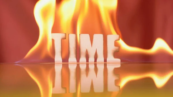 Концепція часу вигорає. Паперове слово TIME горить яскравим полум'ям. Не марнуй часу. Швидко рухається — стокове фото