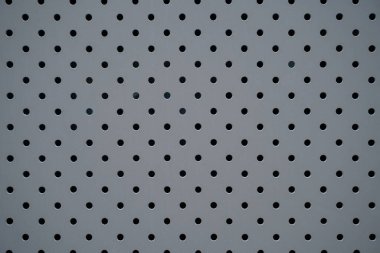 Delik deşik olmuş gri demir yaprak dokusu. Soyut endüstriyel ağ. Ağ Destekli Demir Izgara