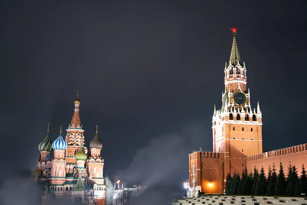 St. Basils Cathedral and Spasskaya tower on Red Square in Moscow in the night haze with the fog. Red Square In Night. Moscow, Russia — Stock Photo, Image