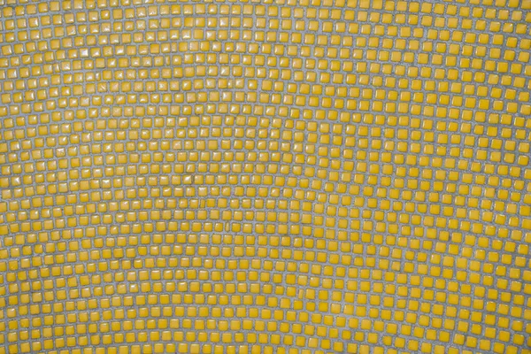 Fondo de mosaico amarillo azulejo. Textura cuadrados pequeñas baldosas cerámicas —  Fotos de Stock