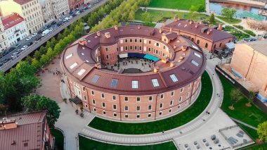 Yuvarlak tuğla bina, çamaşır makinesi şeklinde. Büyük yuvarlak bir tuğla bina inşa etmek. St. Petersburg 'daki New Holland Adası