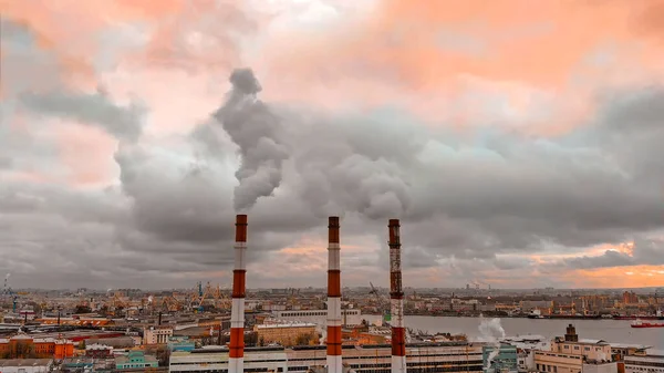 Vista aérea de tuberías con humo gris. Apocalipsis, contaminación del medio ambiente —  Fotos de Stock