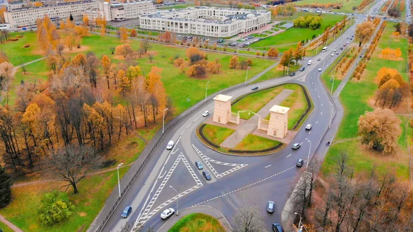 De la calle del parque del tráfico de ity. Drone Vista de la ciudad ocupada autopista. Vista aérea de la intersección vehicular — Foto de Stock