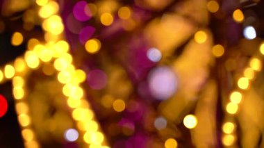 Soyut Bulanık Parti Işıkları Bokeh Arkaplanı. Yanıp sönen Noel ağacı ışıkları yanıp sönüyor. Parlayan Çelenk Işıkları