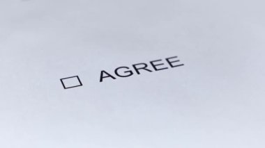 Erkek eli AGREE işaretli kutuya kalemle beyaz kağıt üzerinde bir kene çizer. Çeşitlilik Denetim Kutusu İşaretleme Anketi Katılıyorum. Kene koy. Kontrol listesi konsepti. Beyaz kağıttaki çoğunluk kontrol simgesini onayla