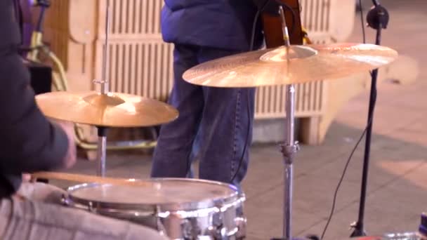 Musicisti di strada con chitarra e batteria sulla strada notturna della grande città. Un musicista di strada suona la batteria. Un gruppo street rock. Città di notte — Video Stock