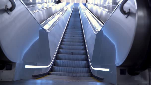 Bewegen der Rolltreppe in der U-Bahn. Die Stufen der Rolltreppe nach oben. Kamerablick von unten — Stockvideo