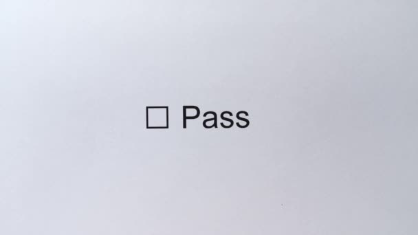 Case à cocher PASS avec une coche. Homme main tire coche dans le domaine avec réponse 