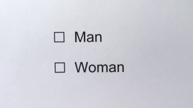 Cinsiyet seçimi erkek ya da kadın. Beyaz kağıt üzerine beyaz kalemle Man işaretli kutuya bir kene çiz. Çeşitlilik Kontrol Kutusu Gözlemci Adam Kadın 'ı gösteriyor. Kene koy. Kontrol listesi konsepti.