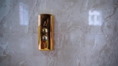 Adam asansör düğmesine basıyor, birinci şahıs görünümü