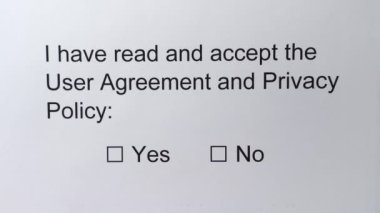 Kullanıcı lisans anlaşması formu. El, beyaz kağıda bir kene çiz. Kullanıcı Anlaşması ve Gizlilik Politikasını okudum ve kabul ettim. Şartlar ve Koşullar Anlaşması