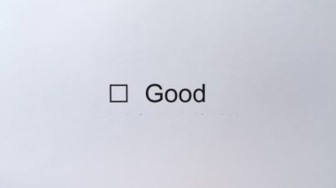 İyi - Müşteri Hizmetleri Değerlendirme Formu. Değerlendirme kontrol kutusunda yazılar iyi. Raving Survey 'de. Güzel - erkek eli beyaz kalemle işaretli kutuda bir kene gösteriyor.