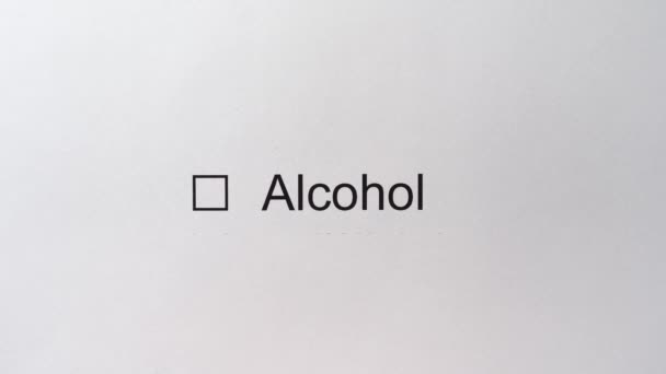 Checkbox Alkohol mit einem Häkchen. Mann Hand zieht ein Häkchen in das Feld mit der Antwort Alkohol. Alkoholtest. Nüchterner Test. — Stockvideo