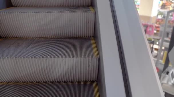 Je monte l'escalator. Monter sur l'escalier roulant dans la gare 