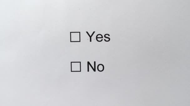 Sí o No - dibuja una garrapata en la casilla NO en papel blanco con bolígrafo. Diversity Checkbox Marking Survey No. Pon una garrapata. Concepto de lista de comprobación — Vídeos de Stock