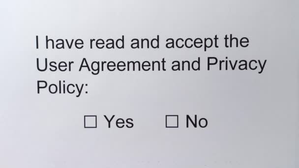 Formulário de contrato de licença de usuário. Mão Desenhe uma marca na caixa de seleção no papel branco. Li e aceito o Contrato de Usuário e a Política de Privacidade. Termos e Condições Acordo — Vídeo de Stock