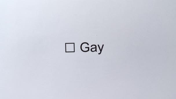 Homo - vlag en de inscriptie op wit papier. GAY checkbox met een vinkje. Genderchecklist-concept — Stockvideo