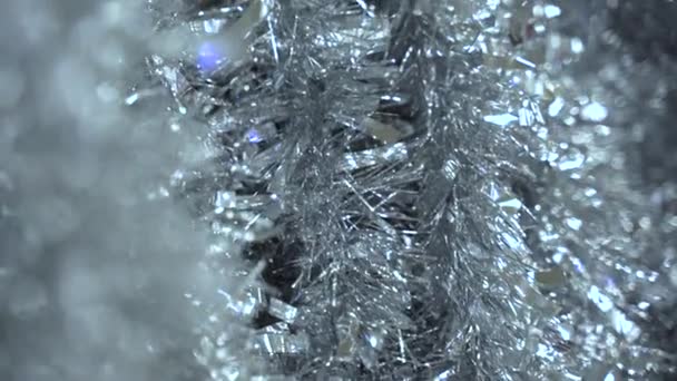 Disco-Lametta verwischte das Bokeh. Silbernes Weihnachtswunder, glänzende Pailletten auf der Oberfläche verteilt. Glänzendes Weihnachtslametta, Unschärfe, selektiver Fokus — Stockvideo