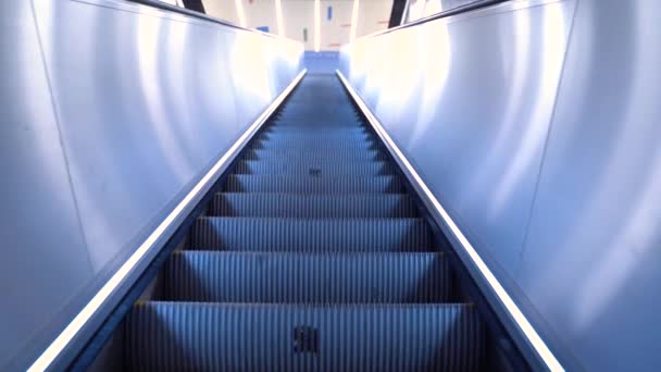 Yukarı doğru hareket eden metro. Boş yürüyen merdiven. Boş hareket eden merdiven yukarı çıkıyor — Stok video