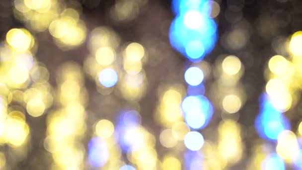 El patrón bokeh de las luces brillantes de la guirnalda de fiesta. Lente borrosa de brillante fiesta de invierno luces brillantes de guirnaldas bulbo — Vídeos de Stock