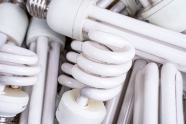 Tehlikeli ve zehirli elektronik atık. Çöpe atılmış ampullerin karışımı..