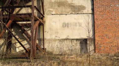 Ağır çekimde yıkım. Tahta yapı yüksekten düşerken kırılmış. Nesne yere düştü ve düştü. Kırık odun. Tahta kutu yok edildi.