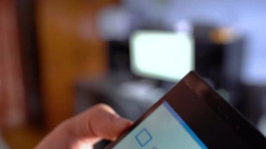 Telefondaki çoğunluk kontrol sembolünü onayla. Man Hand ekranda oy kullanma düğmesi olan akıllı telefonu tutuyor.