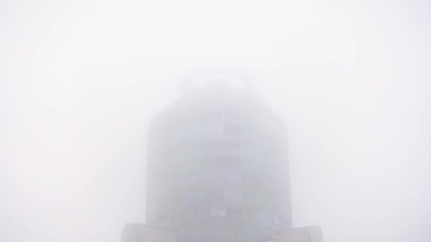 Niebla matutina sobre ciudad. Peligroso smog cubierta silueta de rascacielos — Vídeo de stock