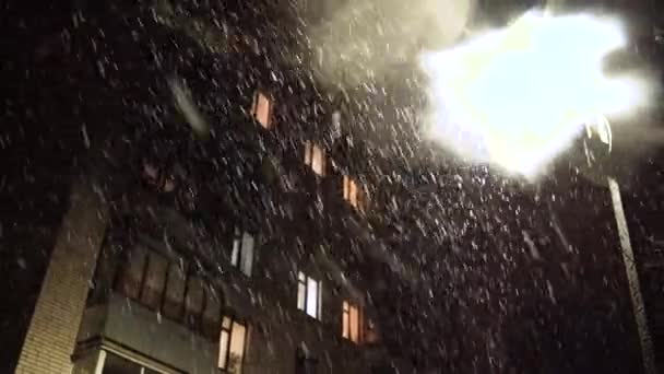 Vista a casa en invierno, enfoque suave. Mal tiempo nevado en la ciudad europea por la noche — Vídeos de Stock
