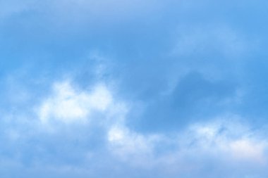 Beyaz, yumuşak bulutlu mavi gökyüzü. Doğa arkaplanı.