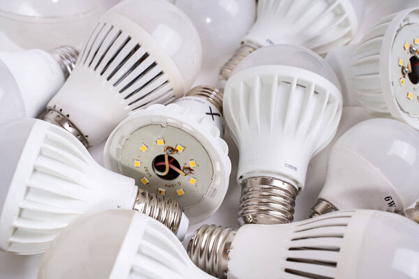 Старая использованная лампочка представляет собой классическую круглую форму, изолированную на белом фоне
