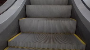 Yürüyen yürüyen merdiven ve ışık, binalarda satety için şarkı söylüyor. Yürüyen merdivenler, elektrikli merdivenler, halka açık bir alanda yürüyen merdivenler. Yürüyen merdivenler sürekli hareket ediyor.