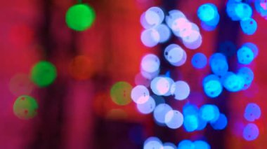 Bir bulanıklık içinde yanıp sönen renkli ışıklar. Bokeh etkisi. Arkaplanda soyut Disko ışıkları var. Kulüp konseri disko diskosu dj matrix ışın dmx moda. Kırmızı arka planda elektrik Noel ağacı ışıkları.