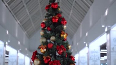 Yeni yıl havası, Noel ağacı, Noel ağacı oyuncakları altın ve kırmızı toplar