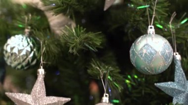 Oyuncak ve parlak yıldızlı Noel ağacı, top. Noel baloları. Yeni yıl süsü. Geleneksel Noel
