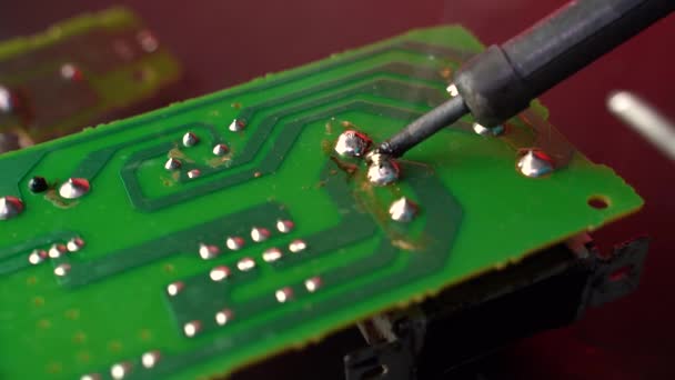 Profesional repara el técnico de radio chip. Soldador con humo. Ingeniero o técnico de reparación de placa de circuito electrónico — Vídeos de Stock