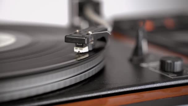 Turntable Vinyl tua. Pemutar piringan hitam bermain vinil. — Stok Video