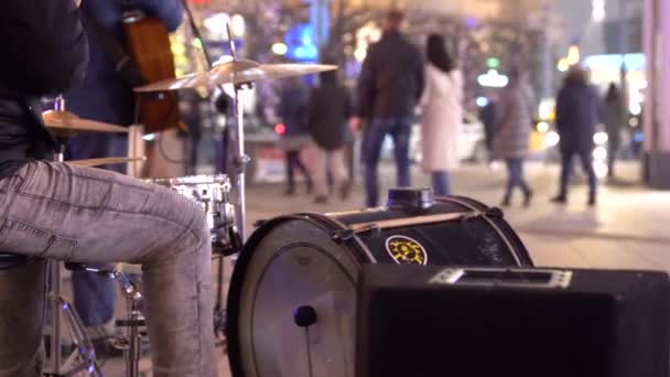 Μουσικοί του δρόμου παίζουν μουσική. Παραδοσιακοί καλλιτέχνες του δρόμου, που παίζουν μερικά όργανα. Μουσικοί του δρόμου με κιθάρα και τύμπανα στο νυχτερινό δρόμο της μεγάλης πόλης — Αρχείο Βίντεο