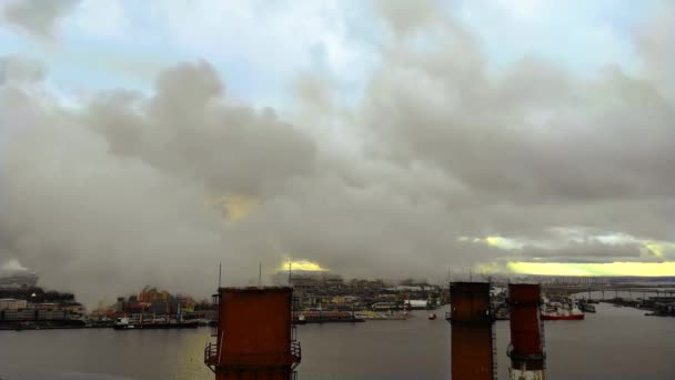 Letecký pohled na vysoké komínové trubky s šedým kouřem. Komíny při západu slunce. Koncepce znečištění ovzduší. — Stock video