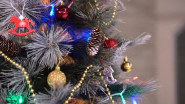 Süslemeleri ve aydınlatması olan yeni yıl ağacı. Noel ağacı süslemelerinin kayan sineması