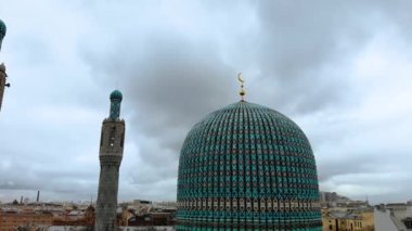İki mavi kule ve mavi kubbenin havadan görünüşü. Kalenin mavi kulesi. Mavi kulenin, mozaik duvarlarla kaplı sabit ve orta ölçekli bir görüntüsü.