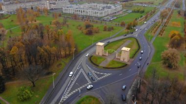 Şehir trafiği parkı caddesi kavşağı. Panorama 'nın aşağısında. Hava Aracı Uçağı aşağıdaki otoban işlek şehir manzaralı.